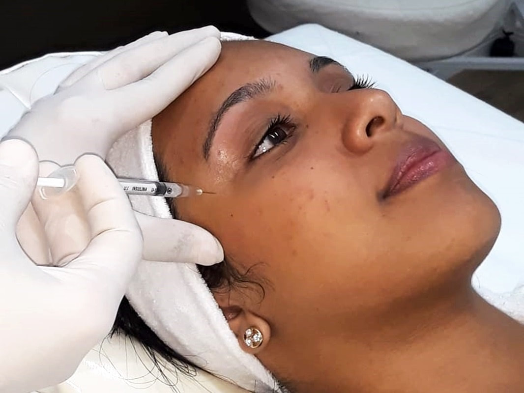 Aplicação de skinbooster no rosto